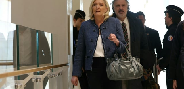 Marine Le Pen arrive à une audience de son procès pour détournement de fonds publics, le 31 mars 2025 à Paris
