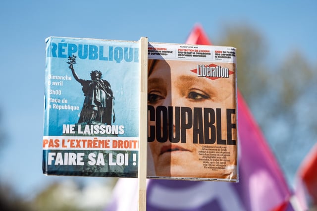 Rassemblement contre l’extrême droite française à la Place de la République, à Paris, France, le 6 avril 2025.