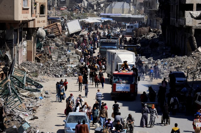 Les Palestiniens fuient les zones de la partie est de la ville de Gaza, à Gaza City, le 11 avril 2025.