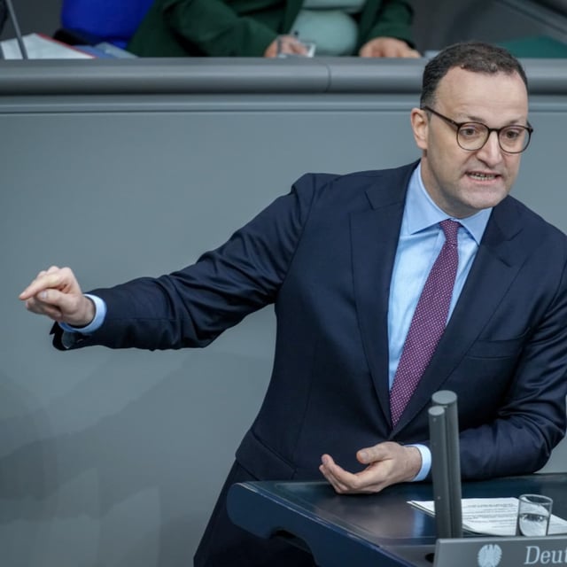 Jens Spahn (CDU) spricht im Plenum des Bundestags.