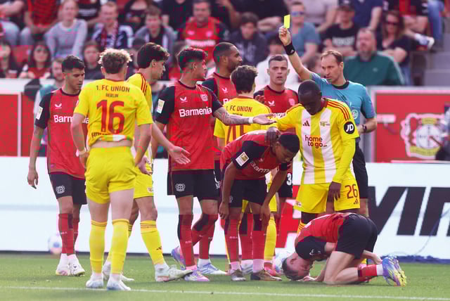 Soccer Football - Bundesliga - Bayer Leverkusen v 1. FC Union Berlin - BayArena, Leverkusen, Germany - April 12, 2025 1. FC Union Berlin's David Preu is shown a yellow card by referee Bastian Dankert REUTERS/Thilo Schmuelgen