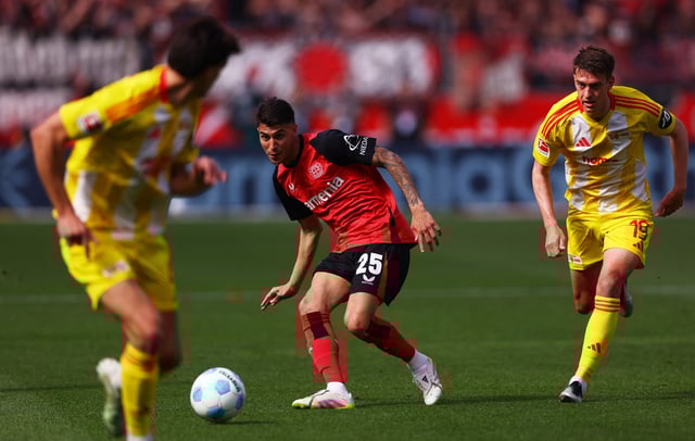 Soccer Football - Bundesliga - Bayer Leverkusen v 1. FC Union Berlin - BayArena, Leverkusen, Germany - April 12, 2025 Bayer Leverkusen's Exequiel Palacios in action with 1. FC Union Berlin's Janik Haberer REUTERS/Thilo Schmuelgen