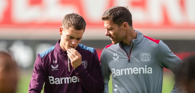 Sie sind begehrt: Leverkusens Nationalspieler Florian Wirtz (l.) im Gespräch mit seinem Trainer Xabi Alonso