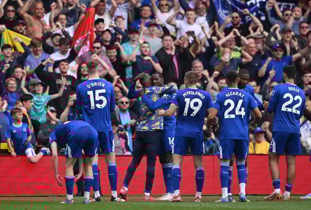 Soccer Football - Premier League - Nottingham Forest v Everton - The City Ground, Nottingham, Britain - April 12, 2025 Everton's Abdoulaye Doucoure celebrates with teammates after the match REUTERS/Jaimi Joy EDITORIAL USE ONLY. NO USE WITH UNAUTHORIZED AUDIO, VIDEO, DATA, FIXTURE LISTS, CLUB/LEAGUE LOGOS OR 'LIVE' SERVICES. ONLINE IN-MATCH USE LIMITED TO 120 IMAGES, NO VIDEO EMULATION. NO USE IN BETTING, GAMES OR SINGLE CLUB/LEAGUE/PLAYER PUBLICATIONS. PLEASE CONTACT YOUR ACCOUNT REPRESENTATIVE FOR FURTHER DETAILS..