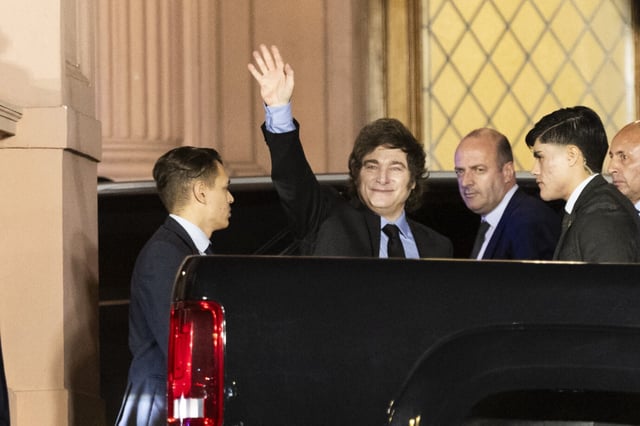 Der argentinische Präsident Javier Milei gestikuliert vor dem Präsidentenpalast Casa Rosada in Buenos Aires, Argentinien, am 11. April 2025, dem Tag, an dem die argentinische Regierung mit dem Vorstand des Internationalen Währungsfonds eine Einigung über ein Darlehen in Höhe von 20 Milliarden Dollar erzielt. (Foto: Matias Baglietto/NurPhoto)