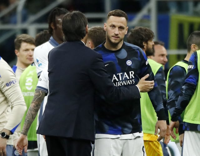 Soccer Football - Serie A - Inter Milan v Cagliari - San Siro, Milan, Italy - April 12, 2025 Inter Milan coach Simone Inzaghi celebrates with Inter Milan's Marko Arnautovic after the match REUTERS/Alessandro Garofalo