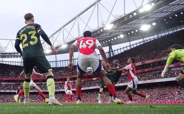 Soccer Football - Premier League - Arsenal v Brentford - Emirates Stadium, London, Britain - April 12, 2025  Brentford's Yoane Wissa scores their first goal REUTERS/David Klein EDITORIAL USE ONLY. NO USE WITH UNAUTHORIZED AUDIO, VIDEO, DATA, FIXTURE LISTS, CLUB/LEAGUE LOGOS OR 'LIVE' SERVICES. ONLINE IN-MATCH USE LIMITED TO 120 IMAGES, NO VIDEO EMULATION. NO USE IN BETTING, GAMES OR SINGLE CLUB/LEAGUE/PLAYER PUBLICATIONS. PLEASE CONTACT YOUR ACCOUNT REPRESENTATIVE FOR FURTHER DETAILS..
