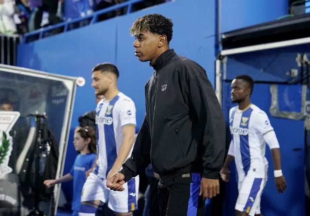 Soccer Football - LaLiga - Leganes v FC Barcelona - Estadio Municipal de Butarque, Leganes, Spain - April 12, 2025 FC Barcelona's Lamine Yamal walks out onto the pitch before the match REUTERS/Ana Beltran