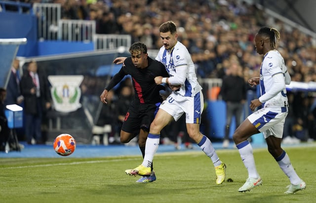 Soccer Football - LaLiga - Leganes v FC Barcelona - Estadio Municipal de Butarque, Leganes, Spain - April 12, 2025 FC Barcelona's Lamine Yamal in action with Leganes' Javi Hernandez REUTERS/Ana Beltran