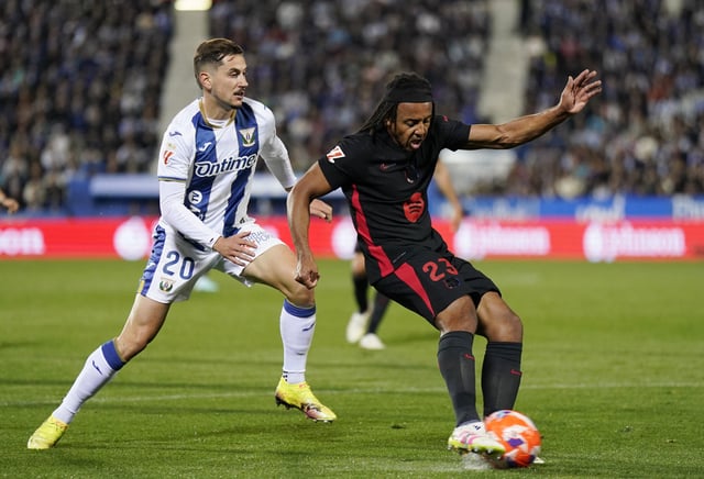 Soccer Football - LaLiga - Leganes v FC Barcelona - Estadio Municipal de Butarque, Leganes, Spain - April 12, 2025 FC Barcelona's Jules Kounde in action with Leganes' Javi Hernandez REUTERS/Ana Beltran