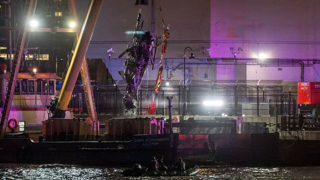 The wreckage of a helicopter that crashed into the Hudson River is extracted from the water in Jersey City, New Jersey, US.