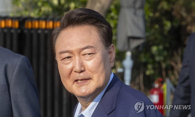 Former President Yoon Suk Yeol leaves the official residence in Seoul on April 11, 2025, before moving back to his private home. (Pool photo) (Yonhap)