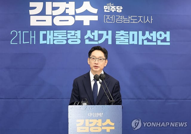Former South Gyeongsang Gov. Kim Kyoung-soo announces his bid for the presidential election at Sejong City Hall in Sejong on April 13, 2025. (Yonhap)