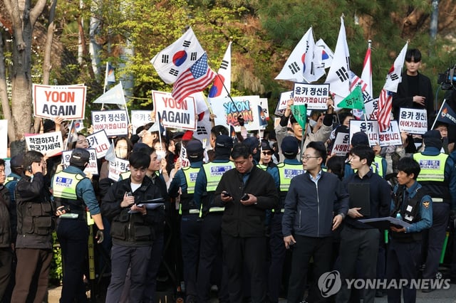 Supporters of former President Yoon Su Yeol hold a rally in front of the official residence in central Seoul on April 11, 2025, ahead of his departure from the residence. (Yonhap)