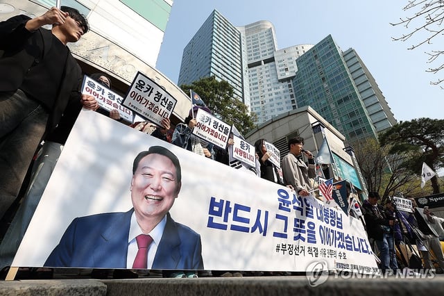 Supporters of former President Yoon Suk Yeol hold a rally in front of the Acrovista apartment complex in southern Seoul, where Yoon's private residence is located, on April 11, 2025. (Yonhap)