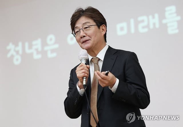 Former lawmaker Yoo Seong-min gives a lecture at Kyungpook National University in Daegu, some 235 kilometers southeast of Seoul, on April 11, 2025. (Yonhap)