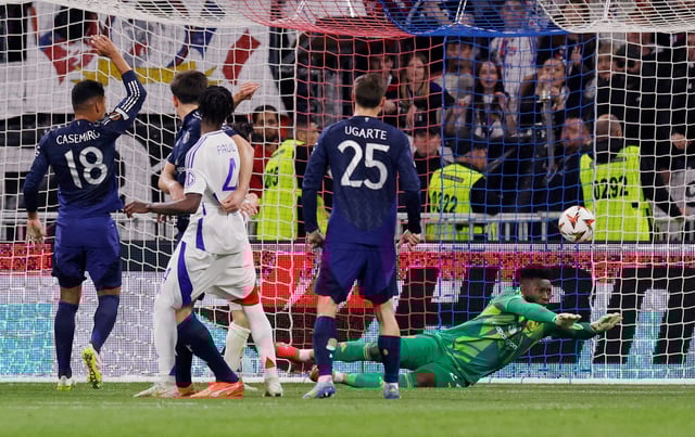 Soccer Football - Europa League - Quarter Final - First Leg - Olympique Lyonnais v Manchester United - Groupama Stadium, Lyon, France - April 10, 2025 Olympique Lyonnais' Thiago Almada scores their first goal from a free kick past Manchester United's Andre Onana Action Images via Reuters/Andrew Couldridge     TPX IMAGES OF THE DAY/File Photo