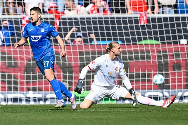 Tor für die TSG 1899 Hoffenheim: Der Mainzer Torwart Robin Zentner (r.) hatte keine Abwehrchance gegen Andrej Kramaric