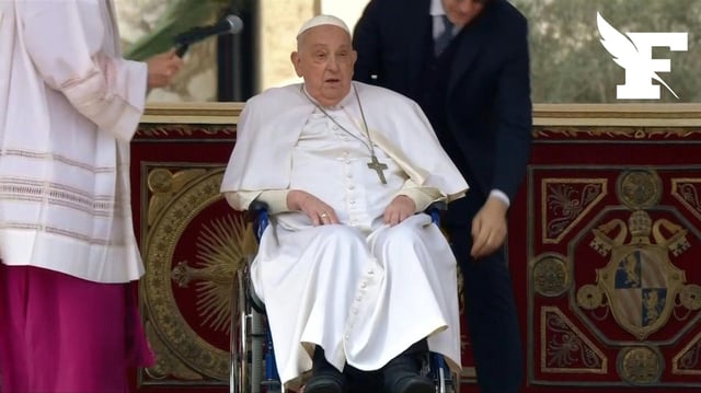 Le pape François est venu saluer la foule pour le Dimanche des rameaux