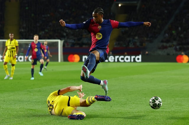 Soccer Football - Champions League - Quarter Final - First Leg - FC Barcelona v Borussia Dortmund - Estadi Olimpic Lluis Companys, Barcelona, Spain - April 9, 2025 Borussia Dortmund's Julian Ryerson in action with FC Barcelona's Alejandro Balde REUTERS/Albert Gea/File Photo