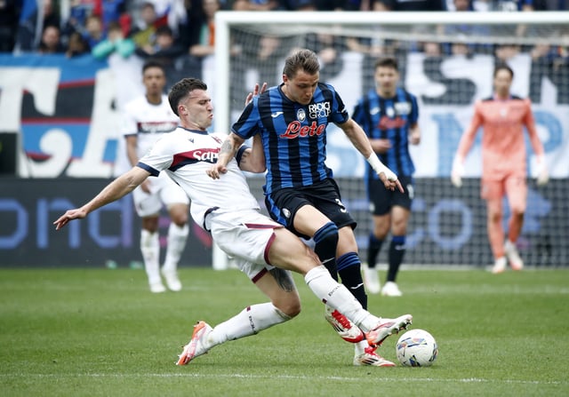 Soccer Football - Serie A - Atalanta v Bologna - Gewiss Stadium, Bergamo, Italy - April 13, 2025 Bologna's Nicolo Casale in action with Atalanta's Mateo Retegui REUTERS/Alessandro Garofalo