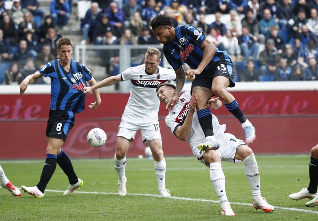 Soccer Football - Serie A - Atalanta v Bologna - Gewiss Stadium, Bergamo, Italy - April 13, 2025 Atalanta's Ederson in action with Bologna's Nicolo Casale REUTERS/Alessandro Garofalo
