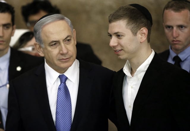 Yaïr et son père Benyamin Netanyahou en visite au mur des lamentations en 2015.