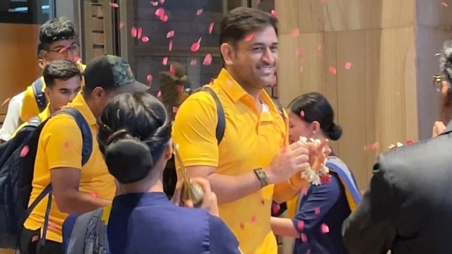 MS Dhoni and CSK players getting a warm welcome in Lucknow