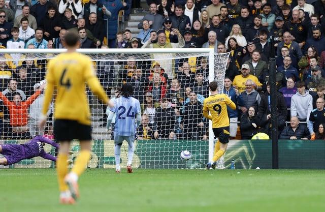 Soccer Football - Premier League - Wolverhampton Wanderers v Tottenham Hotspur - Molineux Stadium, Wolverhampton, Britain - April 13, 2025 Wolverhampton Wanderers' Jorgen Strand Larsen scores their third goal Action Images via Reuters/Peter Cziborra EDITORIAL USE ONLY. NO USE WITH UNAUTHORIZED AUDIO, VIDEO, DATA, FIXTURE LISTS, CLUB/LEAGUE LOGOS OR 'LIVE' SERVICES. ONLINE IN-MATCH USE LIMITED TO 120 IMAGES, NO VIDEO EMULATION. NO USE IN BETTING, GAMES OR SINGLE CLUB/LEAGUE/PLAYER PUBLICATIONS. PLEASE CONTACT YOUR ACCOUNT REPRESENTATIVE FOR FURTHER DETAILS..
