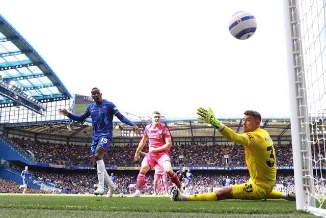 Soccer Football - Premier League - Chelsea v Ipswich Town - Stamford Bridge, London, Britain - April 13, 2025 Ipswich Town's Alex Palmer in action as Chelsea's Nicolas Jackson hits the post Action Images via Reuters/Matthew Childs EDITORIAL USE ONLY. NO USE WITH UNAUTHORIZED AUDIO, VIDEO, DATA, FIXTURE LISTS, CLUB/LEAGUE LOGOS OR 'LIVE' SERVICES. ONLINE IN-MATCH USE LIMITED TO 120 IMAGES, NO VIDEO EMULATION. NO USE IN BETTING, GAMES OR SINGLE CLUB/LEAGUE/PLAYER PUBLICATIONS. PLEASE CONTACT YOUR ACCOUNT REPRESENTATIVE FOR FURTHER DETAILS..
