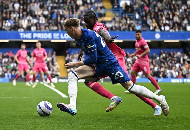 Soccer Football - Premier League - Chelsea v Ipswich Town - Stamford Bridge, London, Britain - April 13, 2025 Chelsea's Cole Palmer in action with Ipswich Town's Axel Tuanzebe REUTERS/Dylan Martinez EDITORIAL USE ONLY. NO USE WITH UNAUTHORIZED AUDIO, VIDEO, DATA, FIXTURE LISTS, CLUB/LEAGUE LOGOS OR 'LIVE' SERVICES. ONLINE IN-MATCH USE LIMITED TO 120 IMAGES, NO VIDEO EMULATION. NO USE IN BETTING, GAMES OR SINGLE CLUB/LEAGUE/PLAYER PUBLICATIONS. PLEASE CONTACT YOUR ACCOUNT REPRESENTATIVE FOR FURTHER DETAILS..