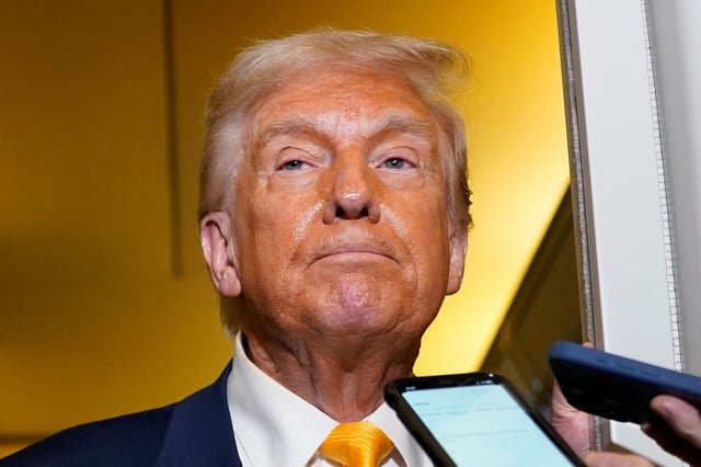 Le président américain Donald Trump regarde alors qu’il s’adresse aux médias à bord d’Air Force One en route vers West Palm Beach, Floride, États-Unis, le 13 avril 2025.