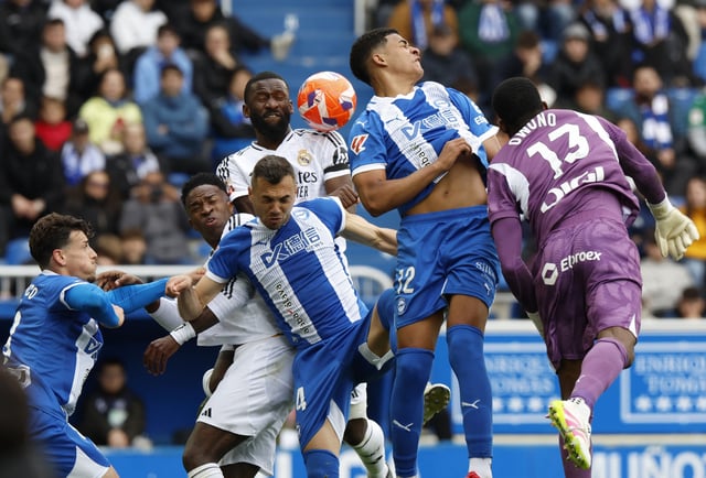 Soccer Football - LaLiga - Deportivo Alaves v Real Madrid - Estadio Mendizorroza, Vitoria-Gasteiz, Spain - April 13, 2025 Real Madrid's Antonio Rudiger and Real Madrid's Vinicius Junior in action with Deportivo Alaves' Santiago Mourino, Deportivo Alaves' Joan Jordan and Deportivo Alaves' Jesus Owono REUTERS/Vincent West