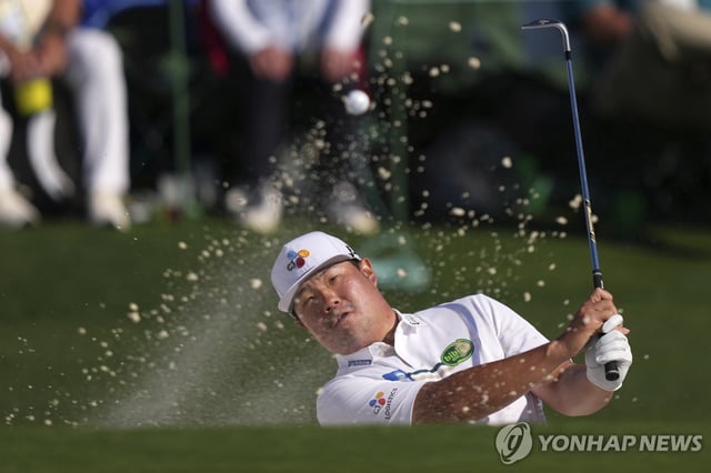 Im Sung-jae of South Korea hits from a bunker on the 18th hole during the final round of the Masters at Augusta National Golf Club in Augusta, Georgia, on April 13, 2025, in this Associated Press photo. (Yonhap)