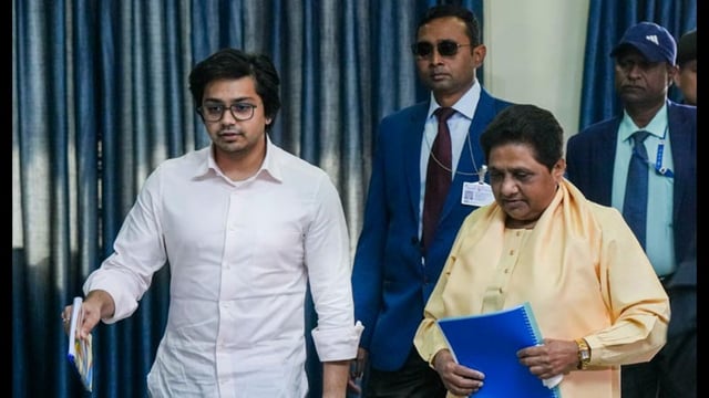 BSP chief Mayawati with her nephew Akash Anand (File)