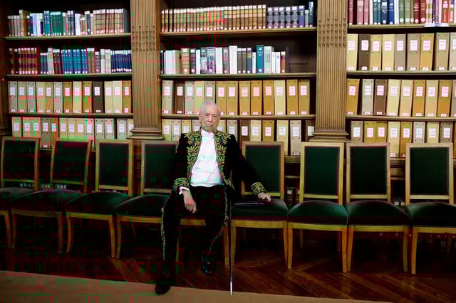 Mario Vargas Llosa, Peruvian writer and Nobel Prize winner, dressed in the traditional attire of French Academicians with his ceremonial epee, poses in the library of the Institut de France before the ceremony during which he will be inducted into the Academie Francaise (French Academy) as an 'Immortal' member, in Paris, France, February 9, 2023.  REUTERS/Sarah Meyssonnier/File Photo