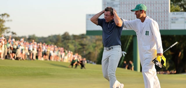 Rory McIlroy freut sich gemeinsam mit seinem Caddie Harry Diamond am Loch 18 im Play-off über den Sieg