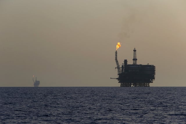 Offshore oil platforms are seen at the Bouri Oil Field off the coast of Libya August 3, 2015. REUTERS/Darrin Zammit Lupi/File Photo