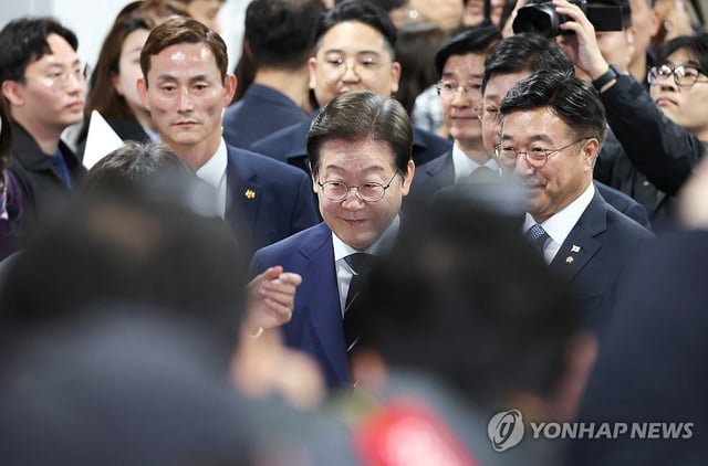 Former Democratic Party leader Lee Jae-myung walks toward a press conference at the National Assembly in Seoul on April 11, 2025, to unveil his policy road map for the next government if elected in the June 3 presidential election. (Yonhap)
