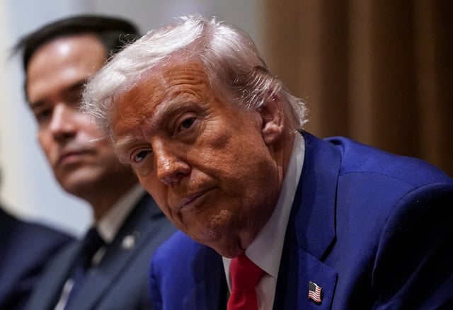 Donald Trump assiste à une réunion du cabinet à la Maison Blanche à Washington, D.C., États-Unis, le 10 avril 2025.