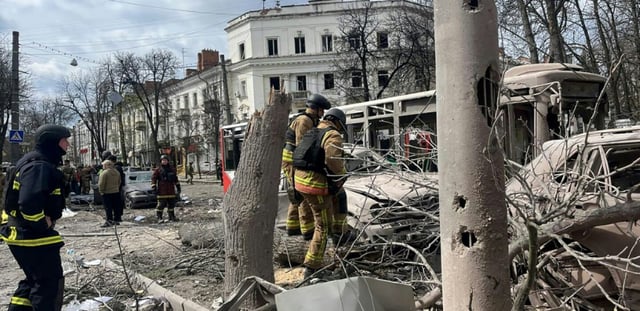 AFP - Photo diffusée par les services d'urgence ukrainiens et montrant des secouristes opèrant sur le site d'une attaque russe de missiles à Soumy, dans le nord-est de l'Ukraine, le 13 avril 2025