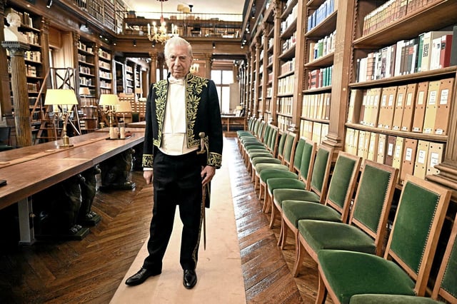 L'écrivain péruvien et espagnol Mario Vargas Llosa, lauréat du prix Nobel de littérature 2010, pose avec son épée d'académicien dans la bibliothèque de l'Académie française à Paris, le 9 février 2023. 

