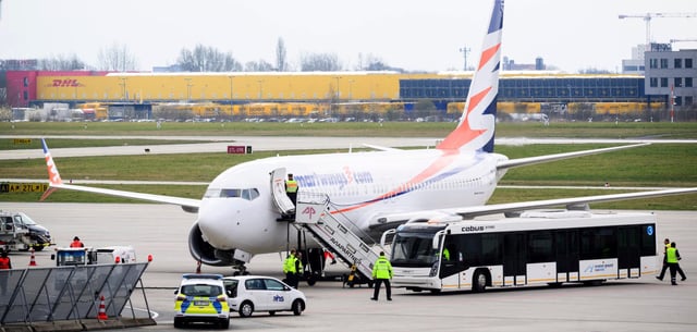 Nachdem 174 Afghanen im März am Flughafen Hannover gelandet sind, werden sie mit einem Reisebus weitertransportiert