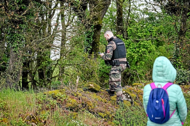 Des gendarmes et des volontaires civils font une battue près de Vivonne, dans la Vienne, pour tenter de retrouver Agathe Hilairet, joggeuse disparue depuis le jeudi 10 avril.
