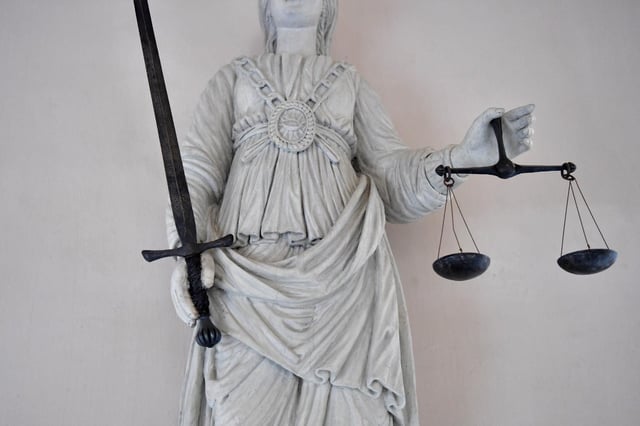 Les ministres Catherine Vautrin et Élisabeth Borne ont été visées par une plainte pour harcèlement moral et homicide involontaire, a annoncé lundi 14 avril 2025 l’avocate des plaignants.