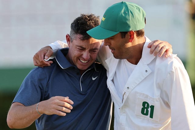Triumph, Glücks-Tränen, eine Schulter zum Anlehnen: McIlroy mit Caddie Harry Diamond