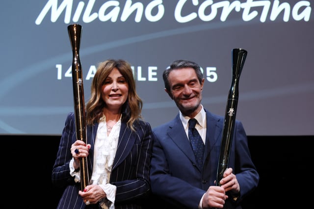 2026 Milano Cortina Winter Olympics - News conference to present Olympic and Paralympic torches - Milan, Italy - April 14, 2025 Minister of Tourism of Italy, Daniela Santanche and President of Lombardy region, Attilio Fontana hold the 2026 Milano Cortina Winter Olympics and Paralympic torches during a ceremony REUTERS/Claudia Greco