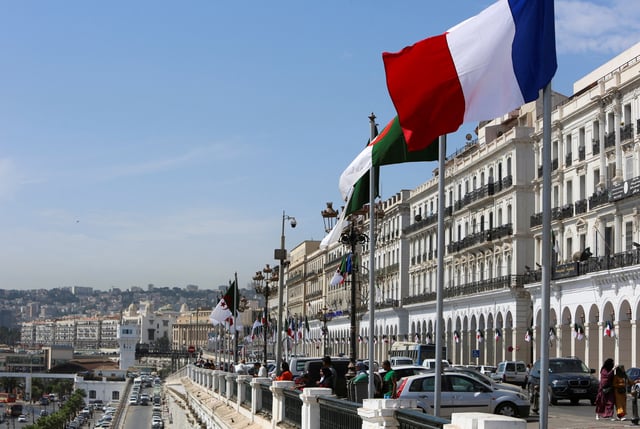 Les drapeaux algérien et français flottent avant l’arrivée du président français Emmanuel Macron, à Alger, le 25 août 2022.