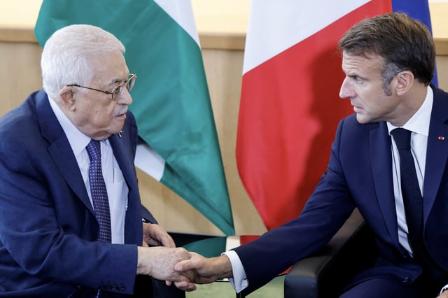 Emmanuel Macron avec le président palestinien Mahmoud Abbas à New York, le 25 septembre 2024.