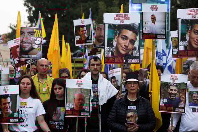 Les partisans des otages israéliens kidnappés lors de l’attaque du 7 octobre 2023 contre Israël par le Hamas participent à une manifestation pour marquer un an et demi depuis l’attaque meurtrière du 7 octobre par le Hamas, à Jérusalem, le 7 avril 2025.